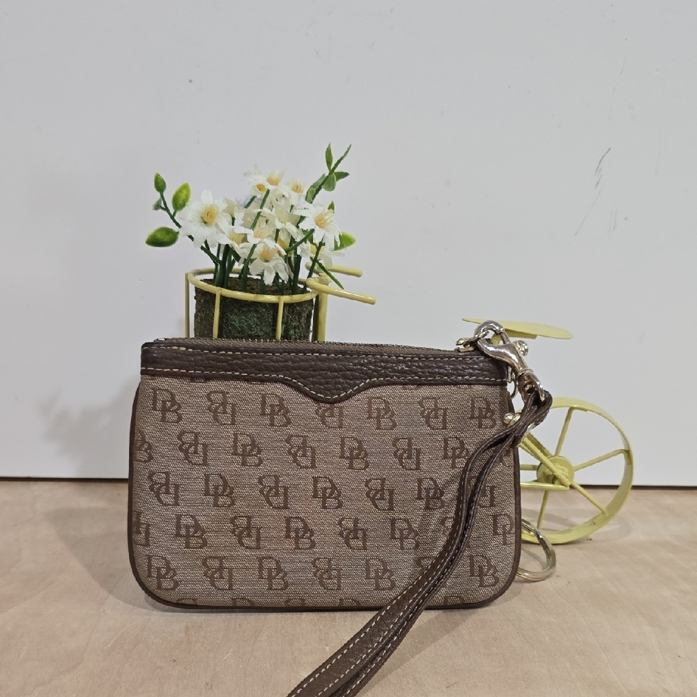 🌾Dooney & Bourke Brown Monogram Wristlet Clutch